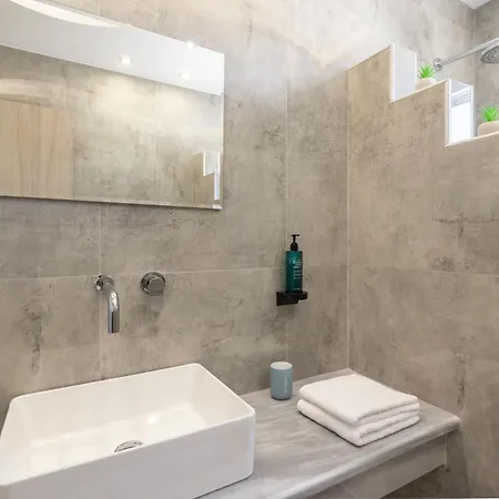 Windmillside Luxury Apartment Emporio (Santorini)